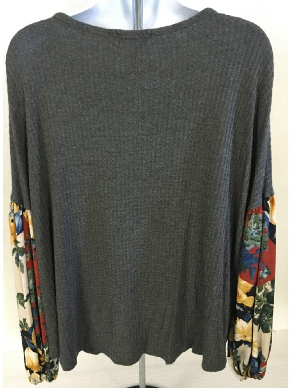 Entro Top Size M Dark Gray Front Back with Floral 3/4 Sleeves Round Neckline - Picture 5 of 12